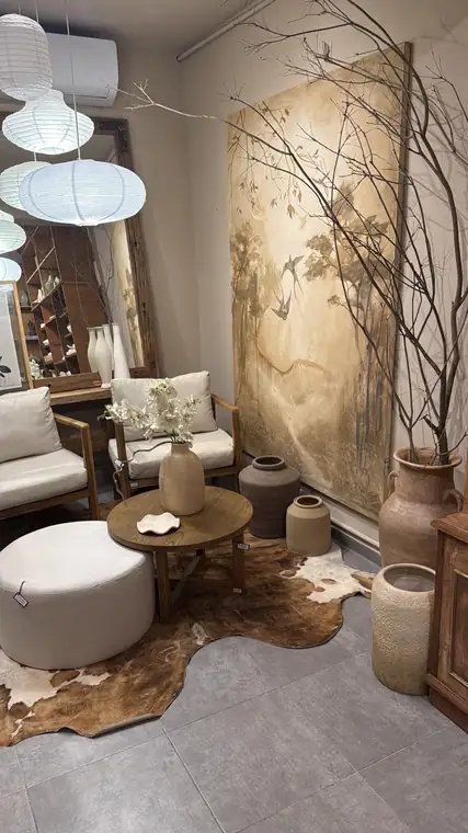 Rincón del showroom de Lumox Decor en Las Lomas, Asunción, con ánforas y jarrones de gran porte