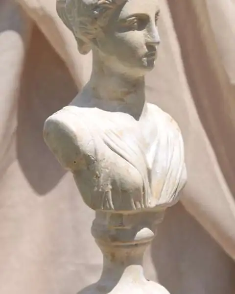 Escultura Atenea — cerámica artesanal hecha a mano en Asunción