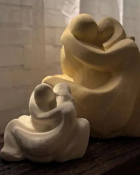 Escultura Beso — cerámica artesanal hecha a mano en Asunción