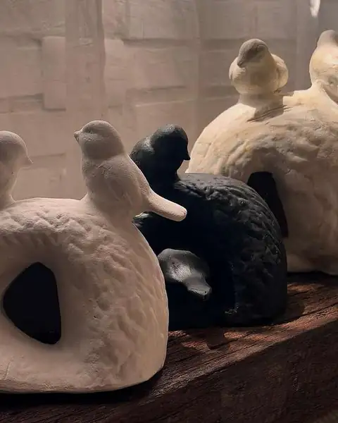 Escultura Horneros — cerámica artesanal hecha a mano en Asunción