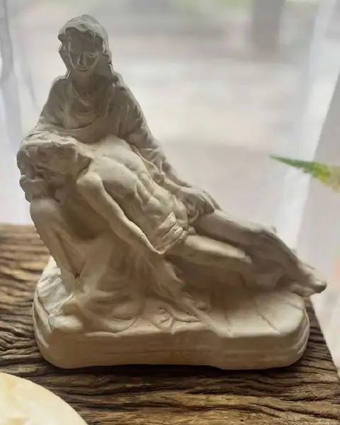Escultura La Piedad — cerámica artesanal hecha a mano en Asunción