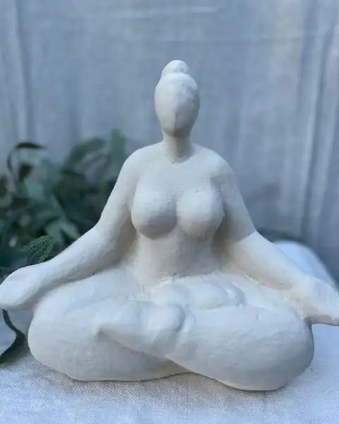 Escultura Yoga — cerámica artesanal hecha a mano en Asunción