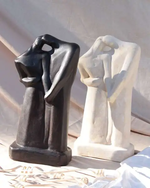 Estatuilla Pareja — cerámica artesanal hecha a mano en Asunción