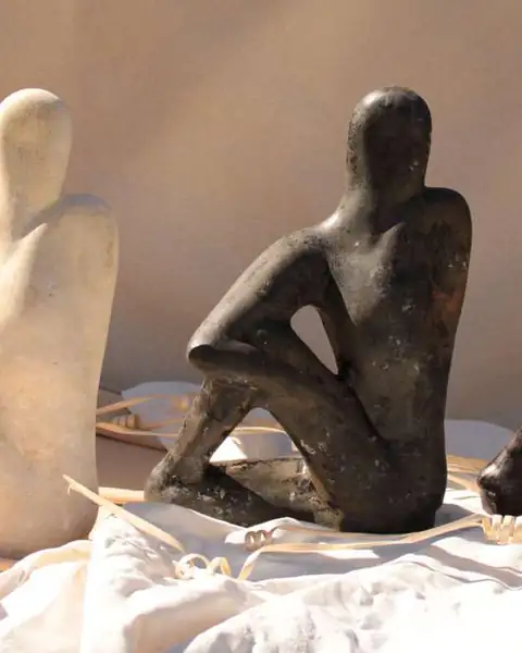 Estatuilla Rosa Mística — cerámica artesanal hecha a mano en Asunción