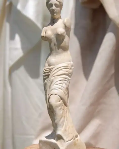 Estatuilla Venus de Milo — cerámica artesanal hecha a mano en Asunción
